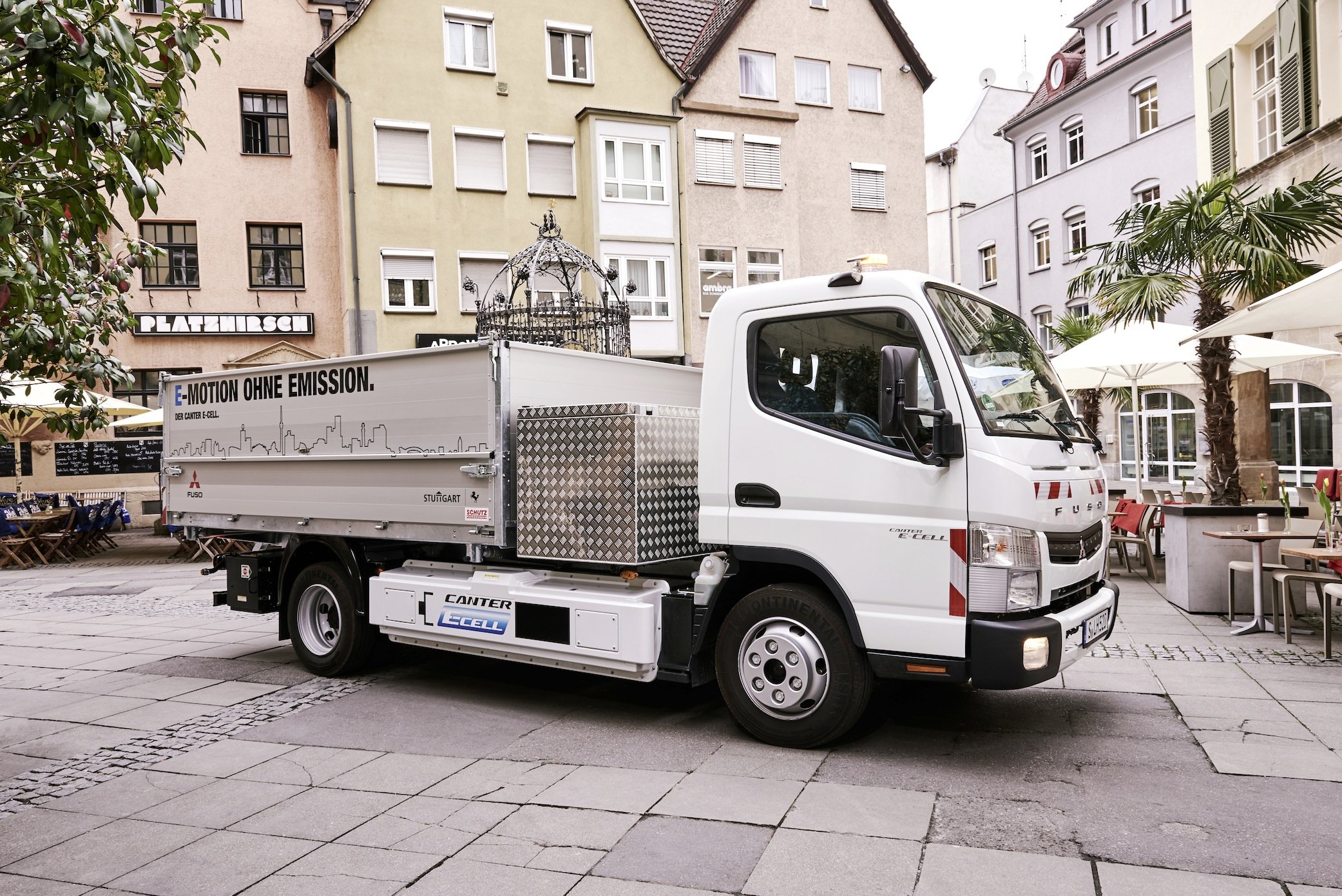 Da die Lkw kaum hörbar fahren, können die Fahrer in der Stadt ein Summgeräusch einschalten, das Fußgänger und Radfahrer warnt. 