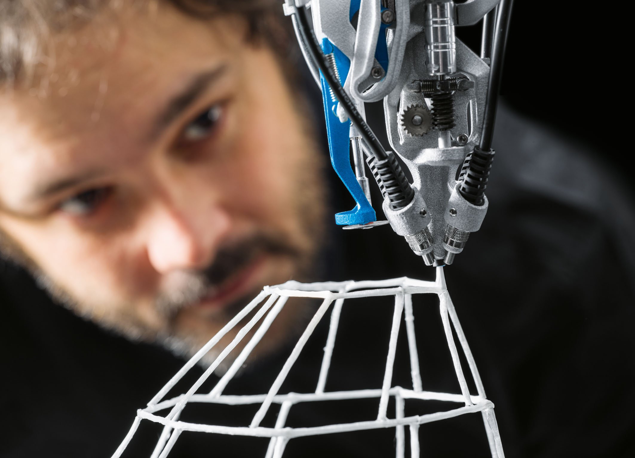 Ein Roboter, der spinnt: Der 3D Cocooner kann wie eine Raupe filigrane Gebilde aus einem Glasfaserfaden spinnen und wird ebenfalls auf der Hannover Messe präsentiert. 