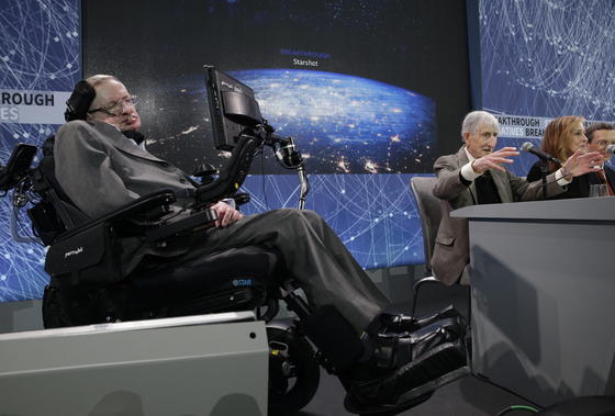 Stephen Hawking (links) und Freeman Dyson (rechts), Physiker und Mathematiker, stellen im One World Trade Center in New York die Initiative Breakthrough Starshot vor, die Mini-Raumsonden ins benachbarte Sternensystem Alpha Centauri schicken will.