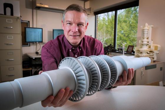 Ingenieur Doug Hofer präsentiert die neu entwickelte Miniturbine, die 10.000 Haushalte mit Strom versorgen könnte. 