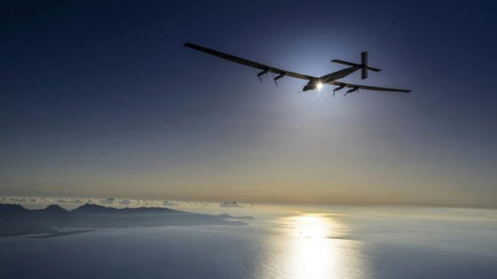 Solar Impulse 2 ist wieder startklar, um die Weltumrundung fortzusetzen. Das Foto zeigt einen Testflug über Hawaii, den Pilot Markus Schredel am 27. März absolvierte. Jetzt wartet das Team von Solar Impulse 2 auf günstige Wetterbedingungen, um die Mission zu Ende zu bringen.