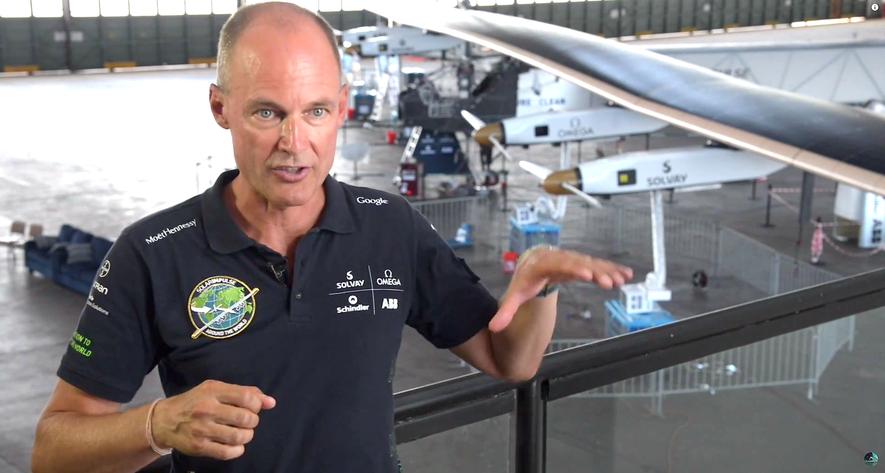 Solar-Impulse-Pilot Bertrand Piccard vor der in Hawaii gestrandeten Solar Impulse: Die Batterien waren so beschädigt, dass ihre Reparatur zu lange dauerte, um noch vor dem Winter den Pazifik überqueren zu können. Erst jetzt im April 2016 kann das Unterfangen fortgesetzt werden – sobald das Wetter mitspielt.