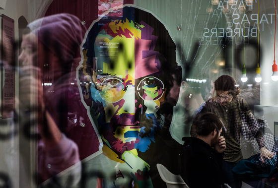 Ein Portrait von Apple-Gründer Steve Jobs im Apple-Museum in Prag: Mit dem iCar würde Apple eine neue Seite in der Firmengeschichte schreiben. 