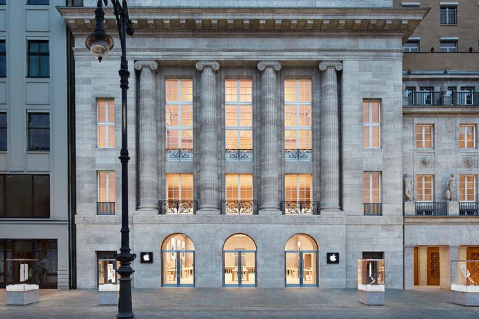 Apple Store Berlin am Kurfürstendamm: Nicht hier, aber irgendwo mitten in Berlin soll Apple ein Geheimlabor haben und an der Entwicklung des iCar arbeiten. 