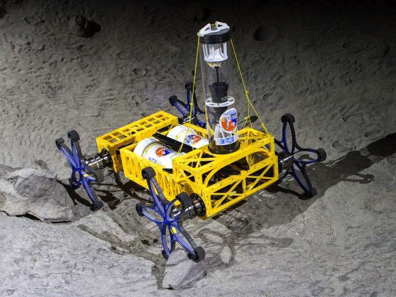 Der Roboter Yemo soll Astronauten bei Expeditionen auf dem Mond oder dem Mars unterstützen. Er wiegt 27 kg und hat einen elektrischen Vierrad-Antrieb. Durch die Sternräder kann er sich auch in unwegsamen Gebieten vorarbeiten.