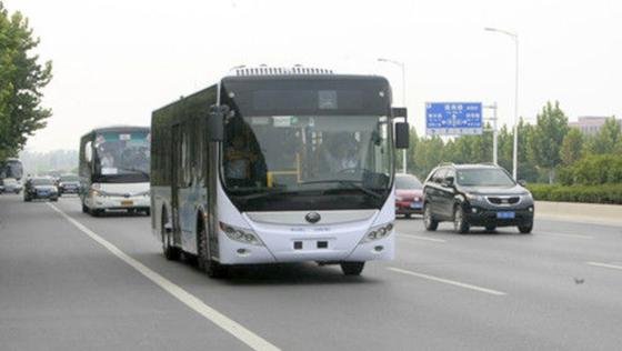 Hände weg vom Steuer: Für den Busfahrer gibt es auf der Testfahrt nichts zu tun. Die 32 km lange Strecke konnte der autonom fahrende Yutong-Bus erfolgreich ohne Zwischenfälle bestreiten.