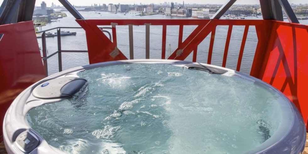 Whirlpool mit Ausblick auf den Hafen