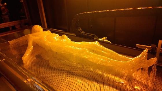 Zunächst wurde eine 3D-Kopie aus Harz von Ötzi mit dem Drucker erstellt. 