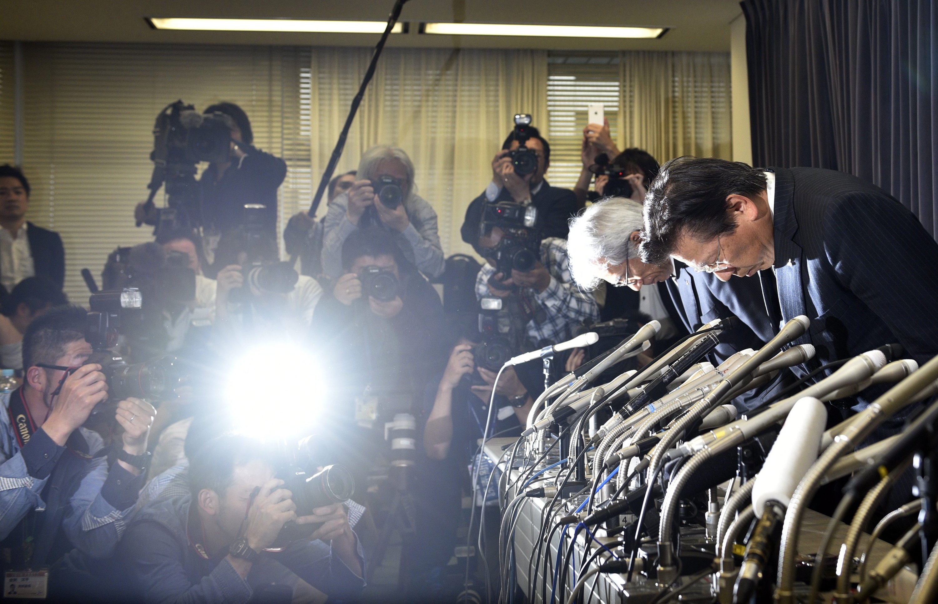 Mit einem tiefen Diener bat Mitsubishi-Chef Tetsuro Aikawa um Entschuldigung wegen der bekannt gewordenen Abgasmanipulationen.