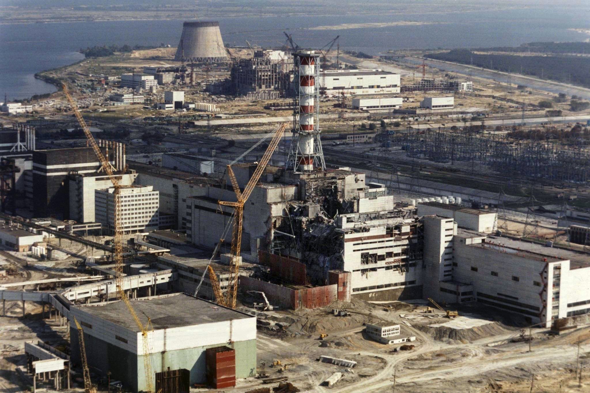 Reparaturarbeiten am explodierten ukrainischen Atomkraftwerk Tschernobyl (Aufnahme vom 1. Oktober 1986). Auch 30 Jahre nach der Atomkatastrophe von Tschernobyl sind heimische Pilze und Wildfleisch teils noch hoch radioaktiv belastet. Bundesweit am schlimmsten vom Fallout betroffen war Bayern. 