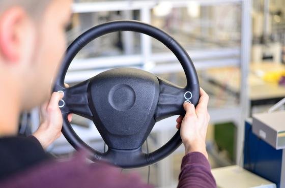 Wie man im Auto mit flexiblen Silikon-Sensoren Geräte stufenlos steuert 