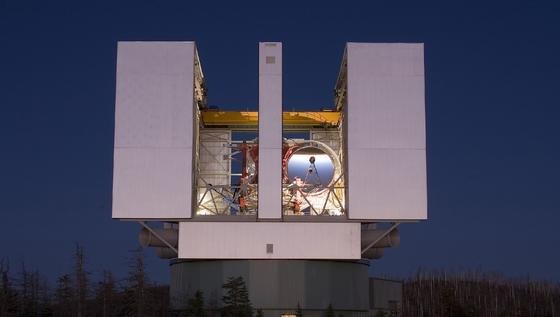 Das LBT (Large Binocular Telescope) hier noch ohne den zweiten 8,4 großen Spiegel. Die rotierende Anlage ist rund 60 m hoch. Foto: MPE