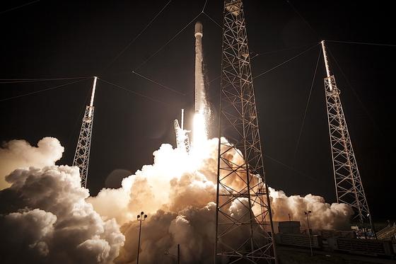 Start einer Falcon-9-Rakete. An der Spitze befindet sich die Raumkapsel Dragon mit Versorgungsgütern für die Internationale Raumstation ISS. Für die Marsmission entwickelt SpaceX Rakete und Raumkapsel weiter. 