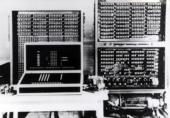 Z3 von Konrad Zuse gilt als der erste Computer der Welt. Zuse stellte ihn am 12. Mai 1941 in Berlin der Öffentlichkeit vor. Das Foto zeigt einen Nachbau der im Krieg zerstörten Maschine 1960 im Deutschen Museum in München.