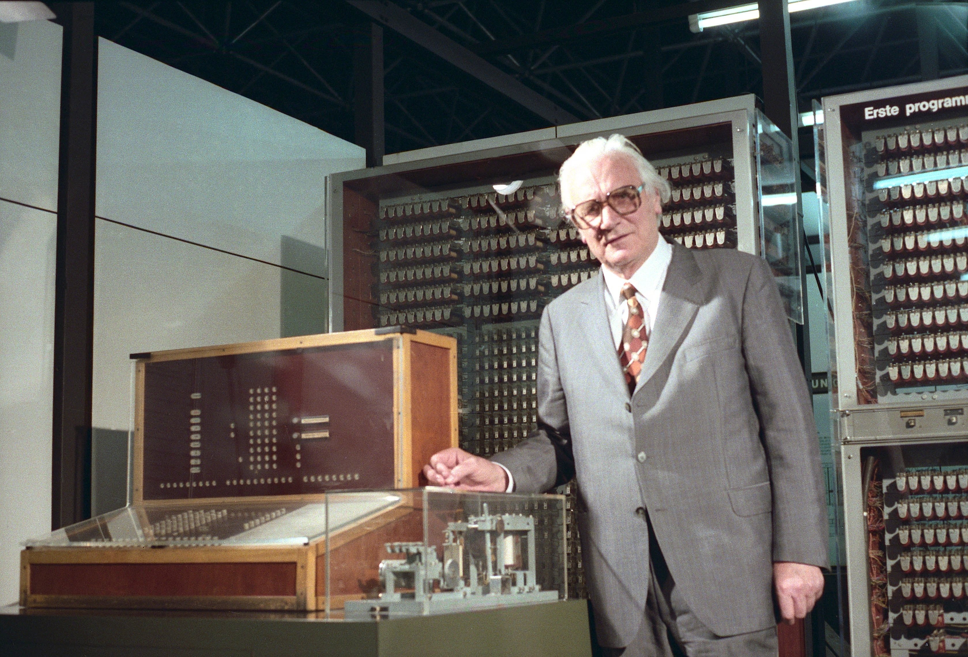 Konrad Zuse mit Z3, dem ersten Computer der Welt, im Deutschen Museum: Ein Nachbau der im Krieg zerstörten Maschine steht heute in der Abteilung Informatik des Deutschen Museums in München.