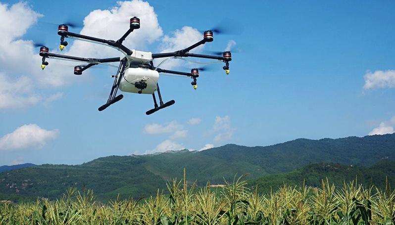 Agras MG-1: Die Drohne des chinesischen Hersteller DJI versorgt Äcker mit Flüssigdünger, Unkrautvernichtungsmitteln und Pilzhemmern.