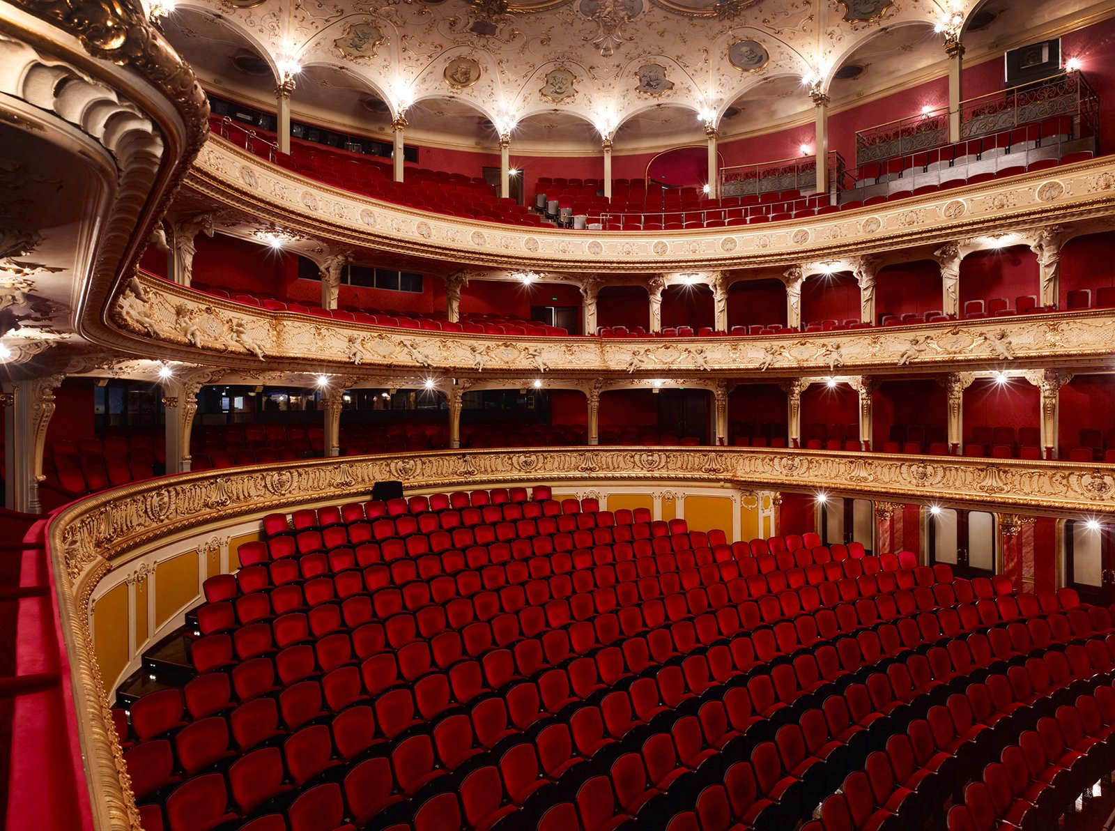 Das Züricher Opernhaus stammt aus dem Jahr 1891. Ursprünglich wurde es als Sprechtheater konzipiert. Es verfügt über mehrere Etagen.