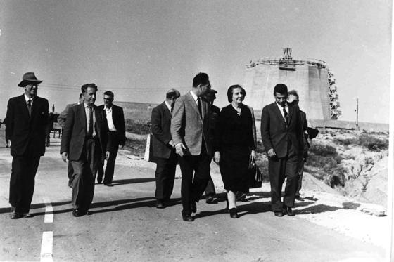 Noch älter als der Reaktor in Dimona ist der israelische Forschungsreaktors Sorek, der 1955 am Fluß Nahel Sorek errichtet wurde. Das Foto zeigt die frühere israelische Regierungschefin Golda Meir und den ehemaligen Arbeitsminister Shimon Peres im Jahr 1960 beim Besuch der Anlage.