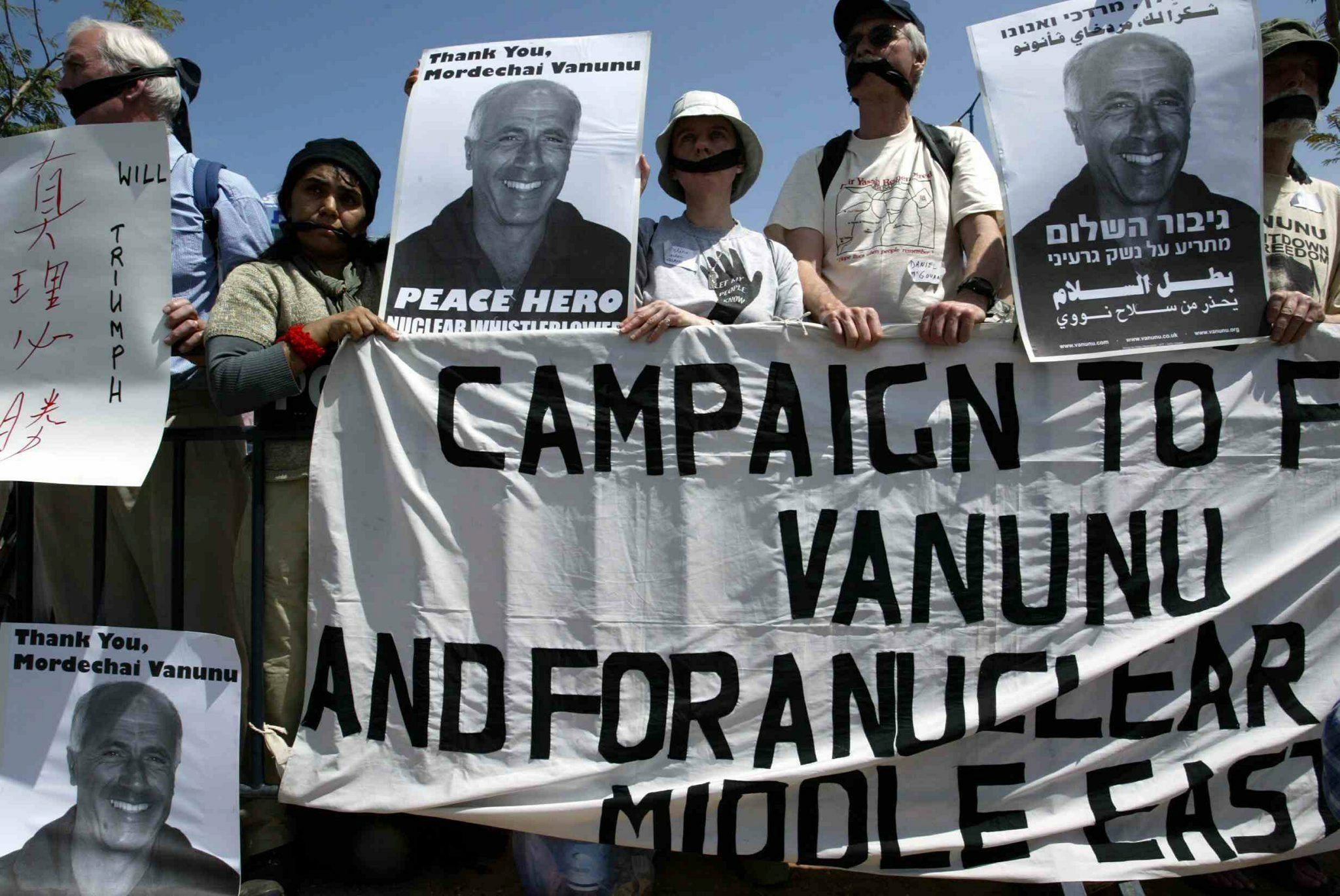 Unterstützer von Mordechay Vanunu – der Mann, der die Presse über die nuklearen Geheimnisse Israels informierte – warten neben dem Eingang des Gefängnisses Ha-Shikma in Ashkelon am 20. April 2004 auf dessen Freilassung. 18 Jahre lang war Vanunu inhaftiert, davon elf Jahre lang isoliert.  