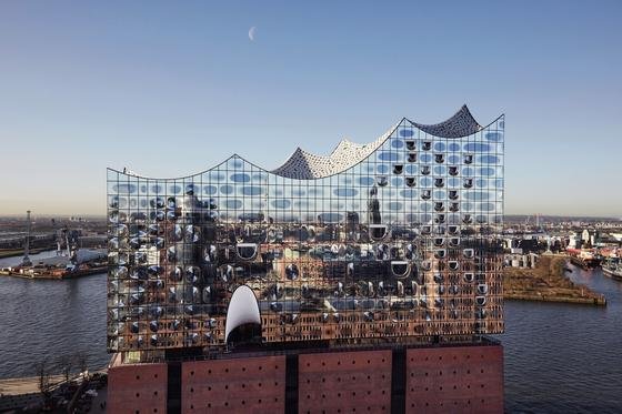 Die Kräne sind weg: Die Elbphilharmonie in Hamburg steht kurz vor der Fertigstellung. Derzeit wird der große Konzertsaal mit einer gigantischen Orgel ausgestattet.