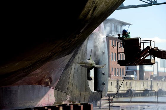 Reinigung des Segelschulschiffs Alexander von Humboldt II in Bremerhaven: Ingenieure haben einen Lack entwickelt, der unter elektrischer Spannung steht und damit den Bewuchs durch Muscheln und Seepocken verhindert.