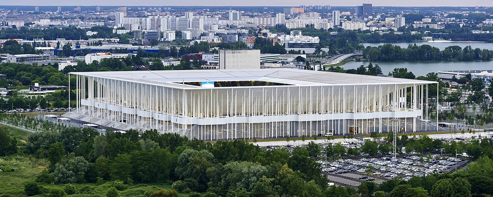 Das neue Stadion in Bordeaux wurde von den Baseler Architekten Herzog & de Meuron erbaut, die auch das Stadion des FC Bayern München entworfen haben. Ein Wald aus schlanken Säulen trägt elegant das leicht wirkende Dach des Fußballstadions. 