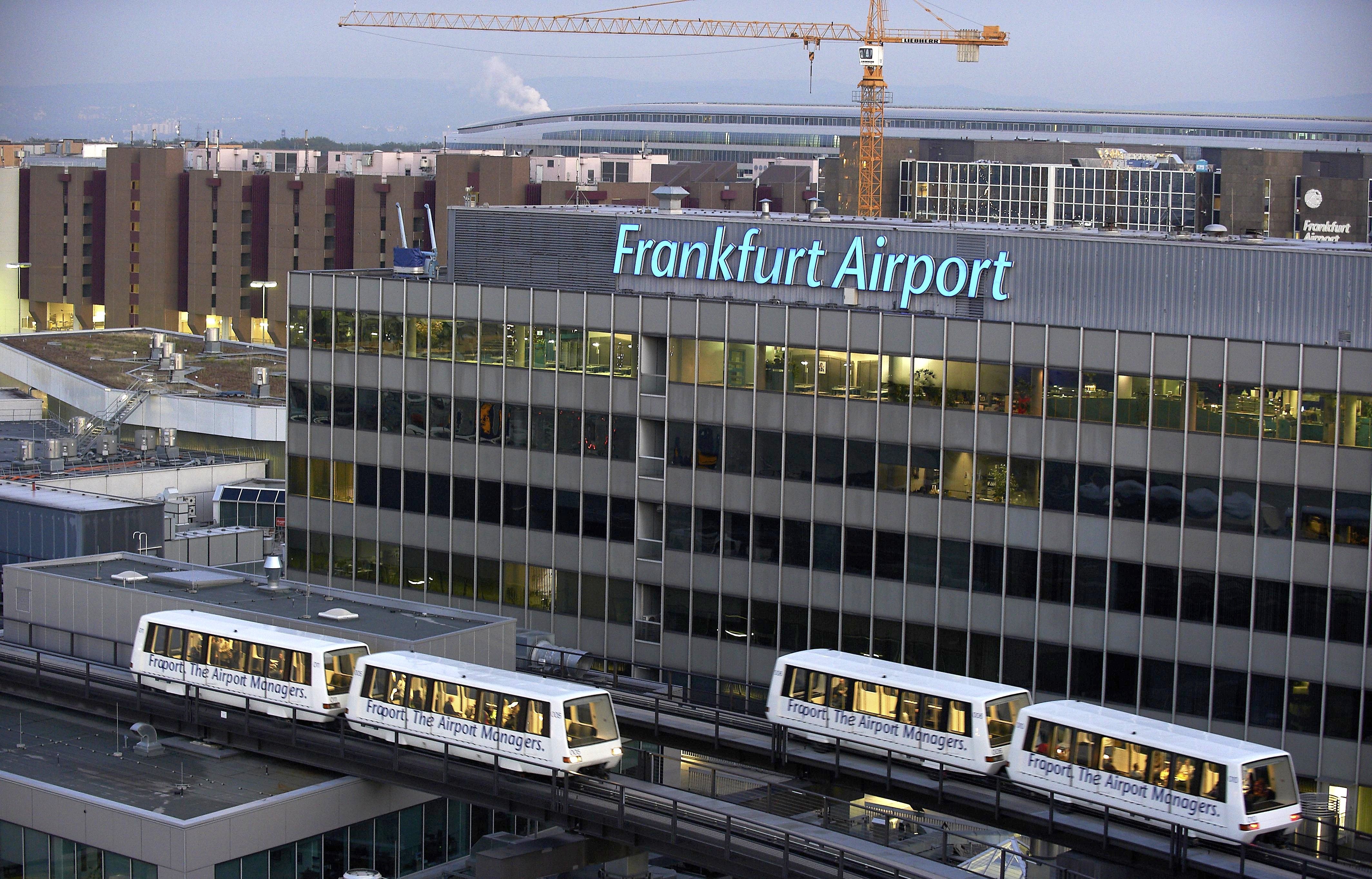 Die Hochbahn Skyline am Flughafen Frankfurt transportiert jeden Tag bis zu 25.000 Fahrgäste vollautomatisch und ohne Fahrer. Sie ist seit 20 Jahren in Betrieb.