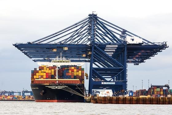 MSC New York im Hafen von Felixstone: Das Schwesterschiff, die MSC Texas, ist derzeit mit einer neuartigen Filteranlage für Trinkwasser auf dem Weg von Hamburg nach Indien. Die Anlage benötigt nur die Abwärme der Schiffsmotoren, um aus Salzwasser Trinkwasser zu filtern. Die Demonstrationsanlage der TU Hamburg kann täglich 6000 Liter Trinkwasser hersteller.