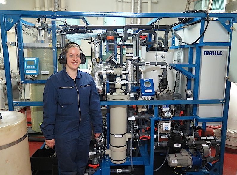 Forscherin Andrea Hagedorn vor der Filteranlage zur Herstellung von Trinkwasser aus Meerwasser auf der MSC Texas, die derzeit unterwegs nach Indien ist.