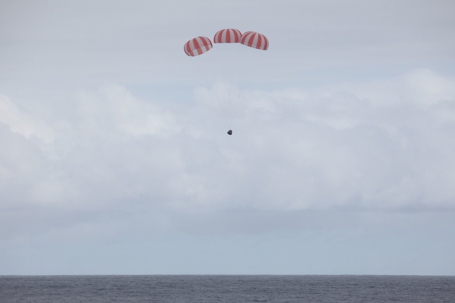 An drei Bremsfallschirmen segelte Dragon Richtung Erde. Ein Triumph für SpaceX. Denn Raumfrachter der Konkurrenz verglühen beim Wiedereintritt in die Erdatmosphäre. 