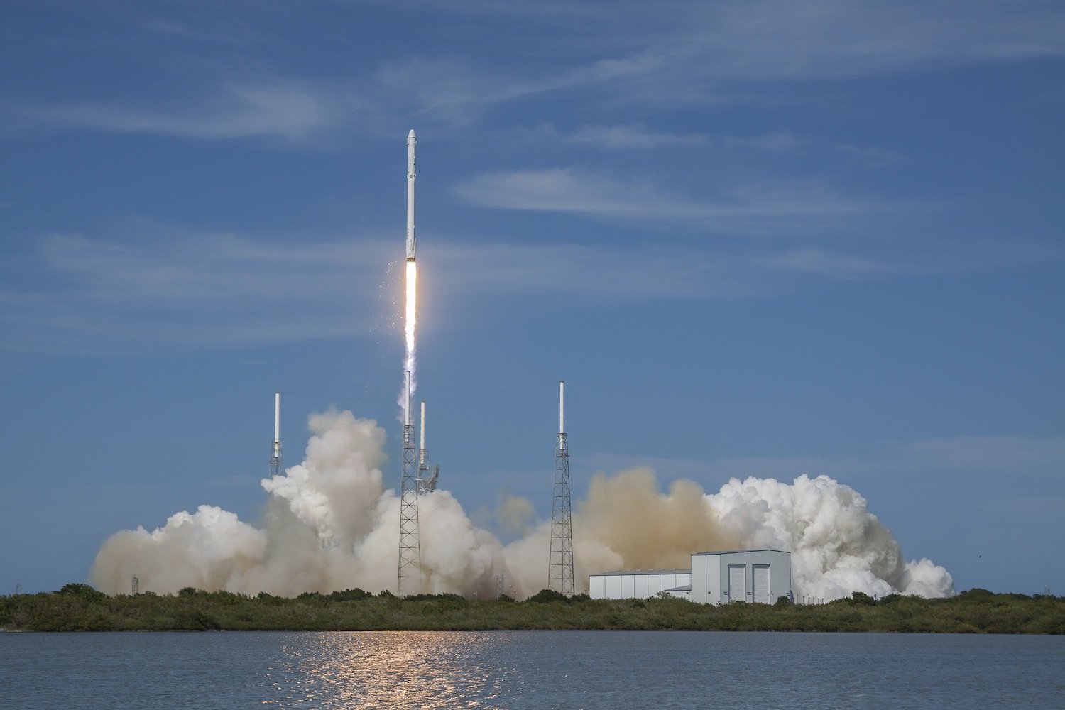 Start der Falcon-9 vom Weltraumbahnhof Cape Canaveral. Die Trägerrakete ist ebenfalls recyclebar. Sie landete nach dem Abwurf der Dragon auf einer Plattform im Meer. 