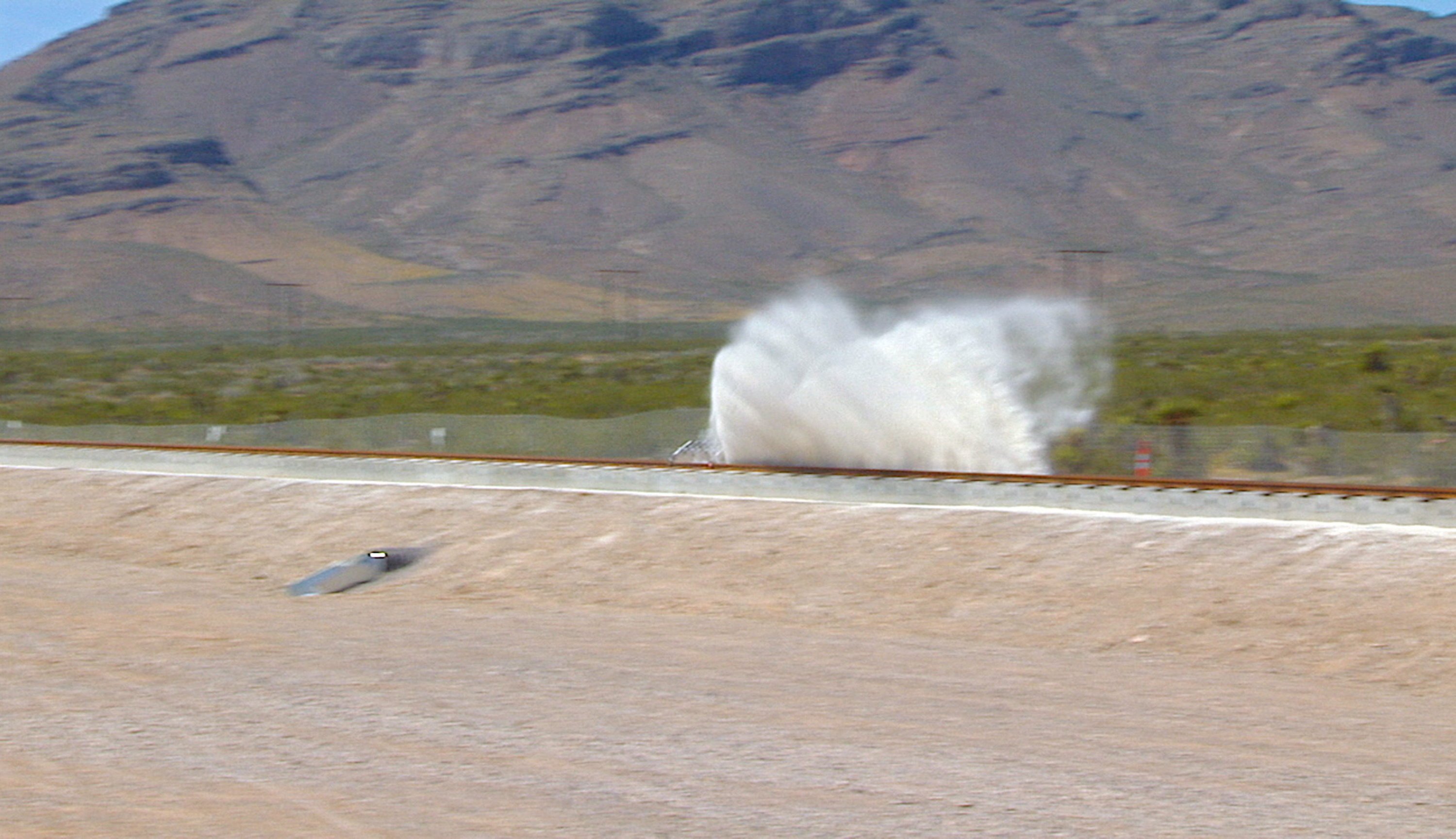 Die Teststrecke in der Wüste von Nevada ist nur 800 Meter kurz. Der Schlitten erreichte bei seinem ersten Test eine Geschwindigkeit von 160 km/h.