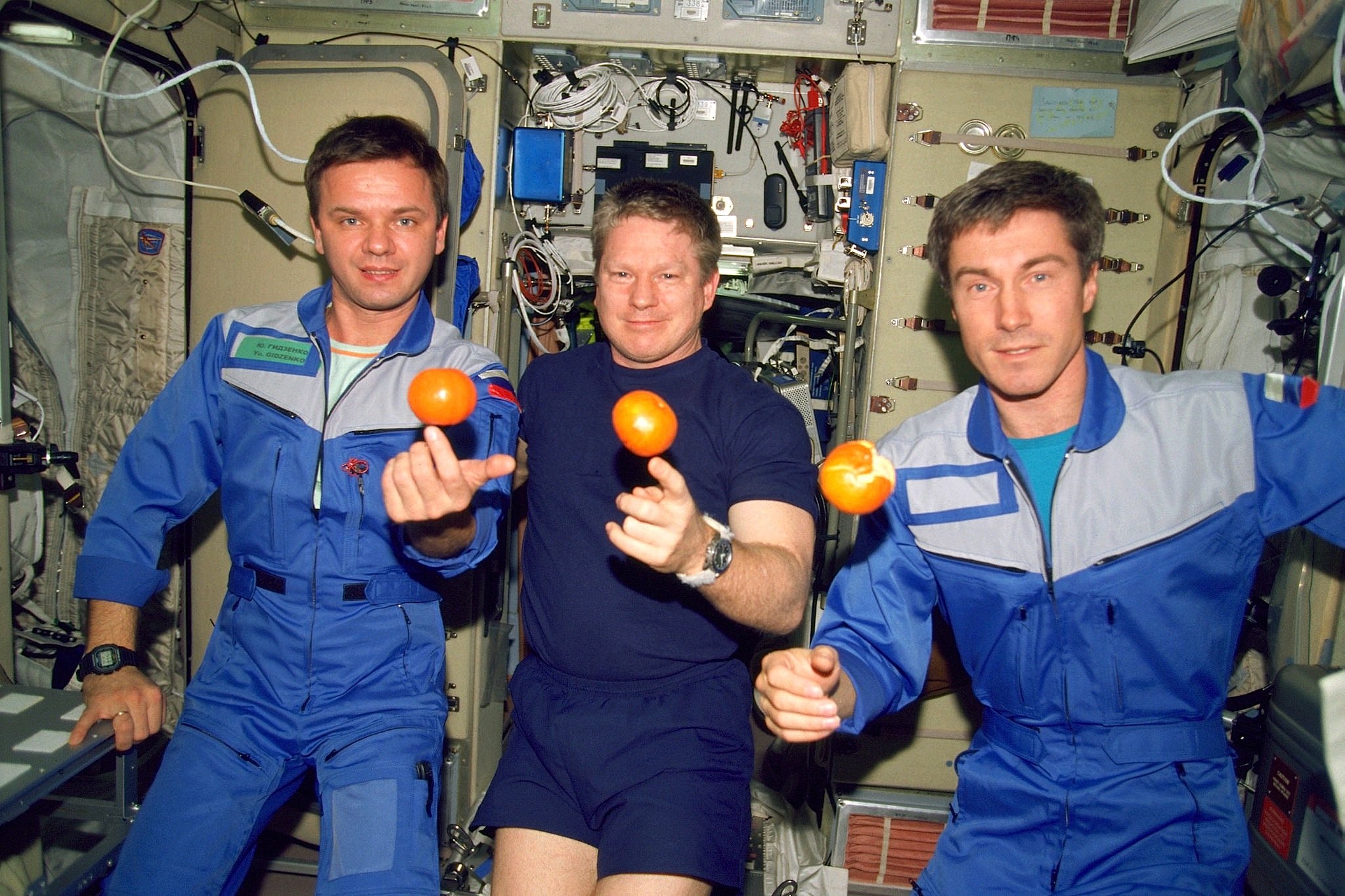 Sie waren die erste Langzeitbesatzung auf der ISS (v.l.): Juri Pawlowitsch Gidsenko, William McMichael Shepherd und Sergei Konstantinowitsch Krikaljow lebten vom 2. November 2000 bis zum 18. März 2001 an Bord der ISS. 
