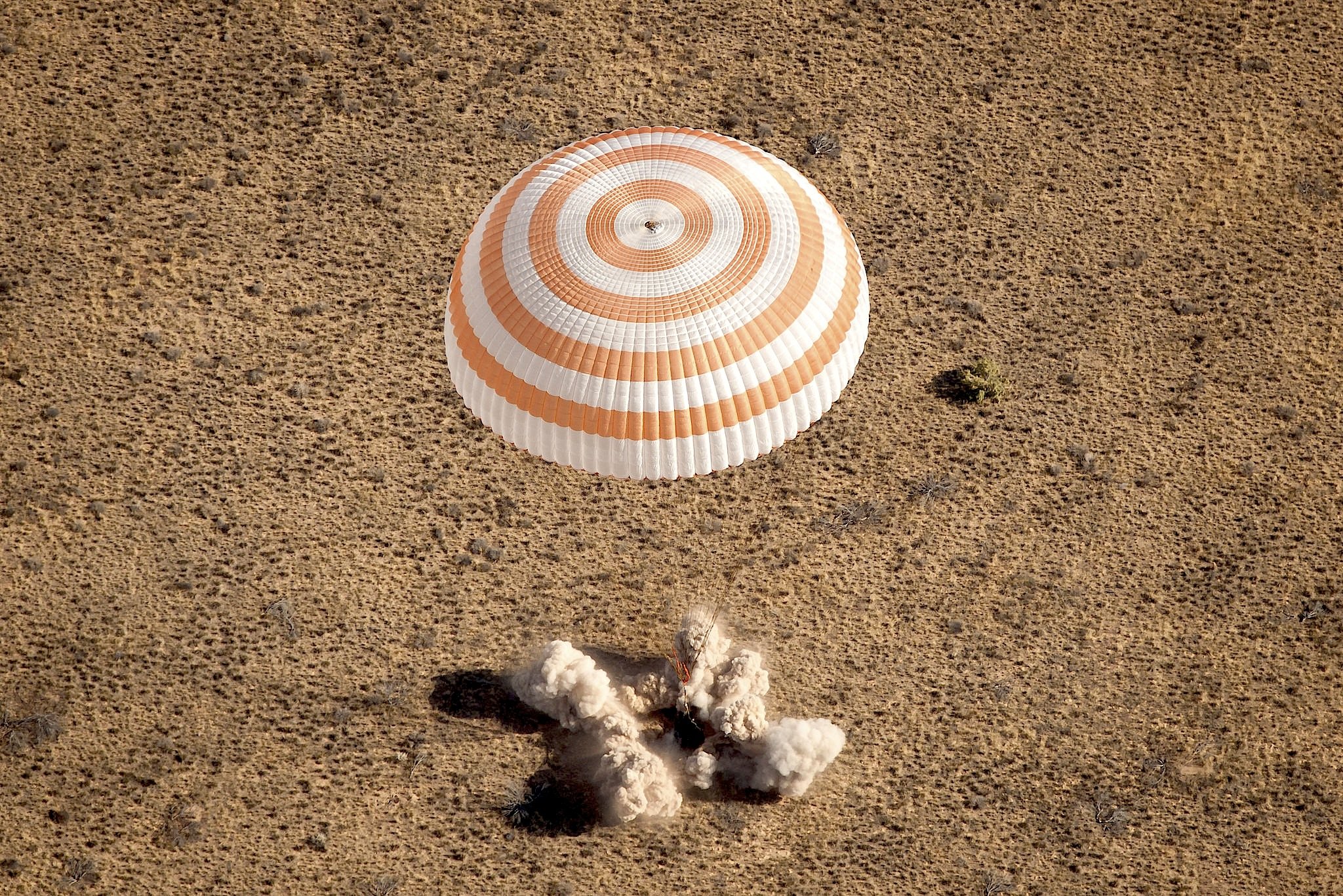 Landung einer Sojus-Kapsel mit Astronauten der ISS am 15. September 2011 in der Steppe von Kasachstan.