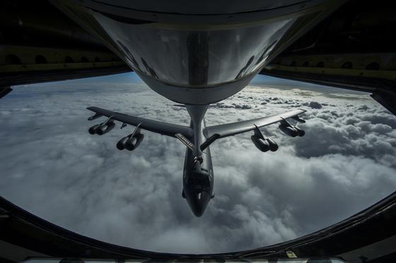 Hier wird eine B-52 in der Luft betankt. Die U.S. Air Force schwört auf die Langstreckenbomber, die bereits seit Jahrzehnten im Einsatz sind und nun für viel Geld für die nächsten Jahrzehnte fit gemacht werden sollen. 