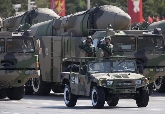 Die neuen Dongfeng-Mittelstreckenraketen hat China bereits auf einer Militärparade in Peking präsentiert. Die neue DF-26 soll mit einer Reichweite von mehr als 5000 km leicht den amerikanischen Militärstützpunkt Guam im Pazifik erreichen und zerstören können.