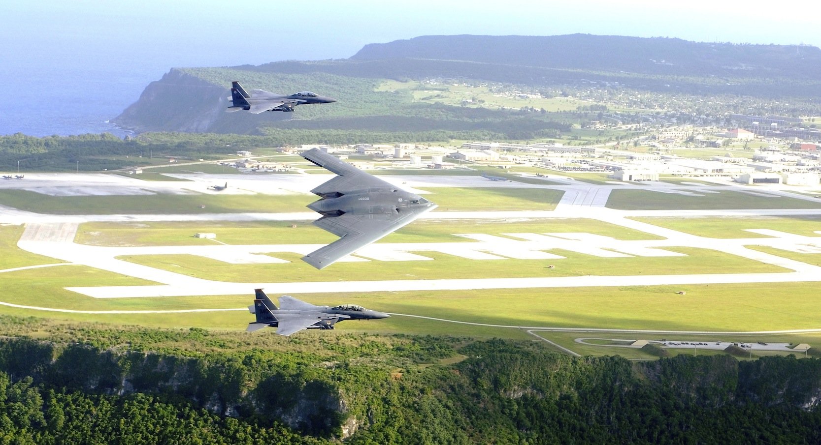 Aufnahme von B-2-Bomber und F-15-Kampfflugzeugen vor dem amerikanischen Luftwaffenstützpunkt Andersen Air Force Base auf der Pazifikinsels Guam.