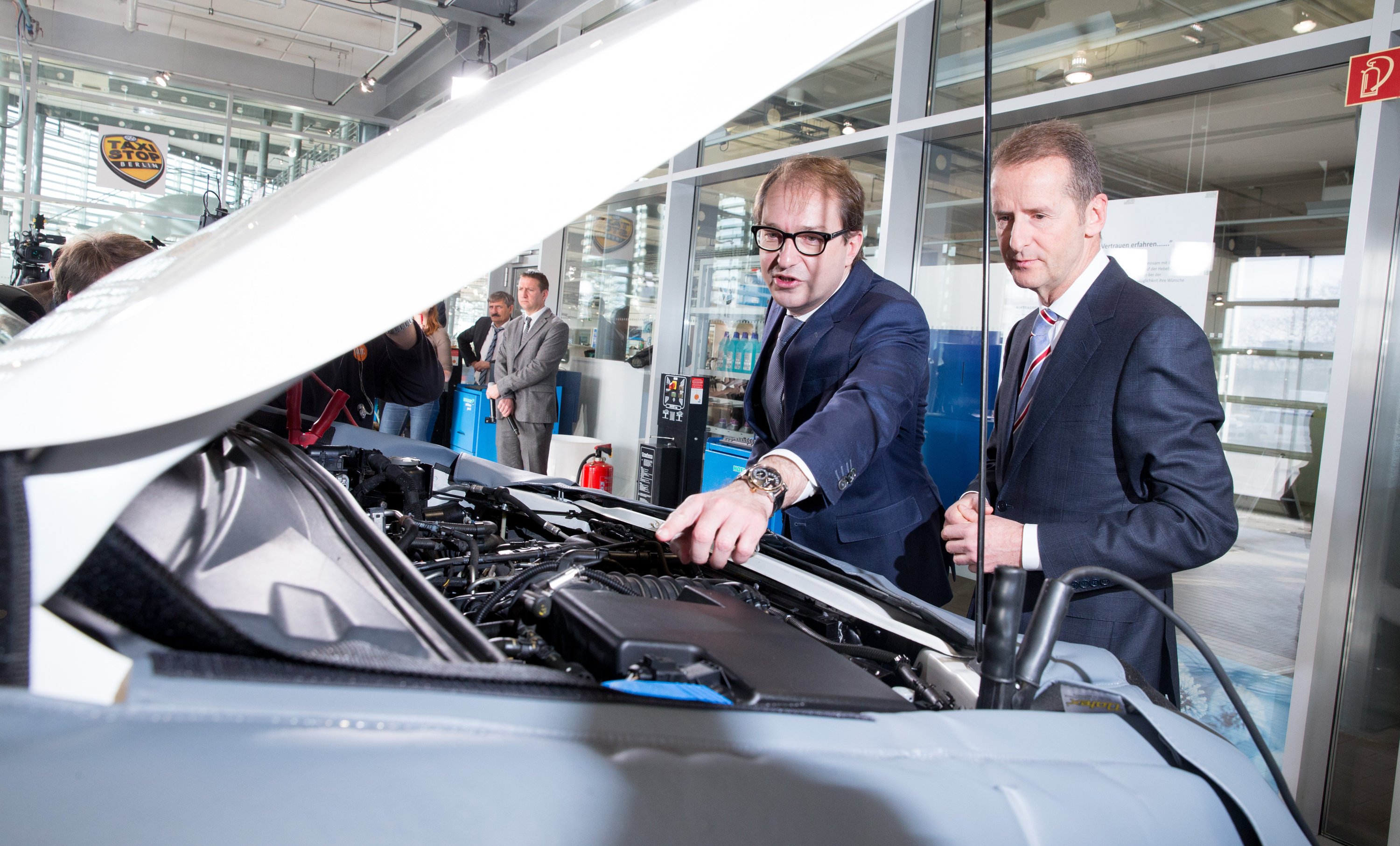 Bundesverkehrsminister Alexander Dobrindt (l.) und VW-Markenchef Herbert Diess in einer VW-Werkstatt: Jetzt haben Messungen des Kraftfahrt-Bundesamtes im Auftrag von Dobrindt gezeigt, dass viele Autos auch deutlich zu viel CO2 ausstoßen.