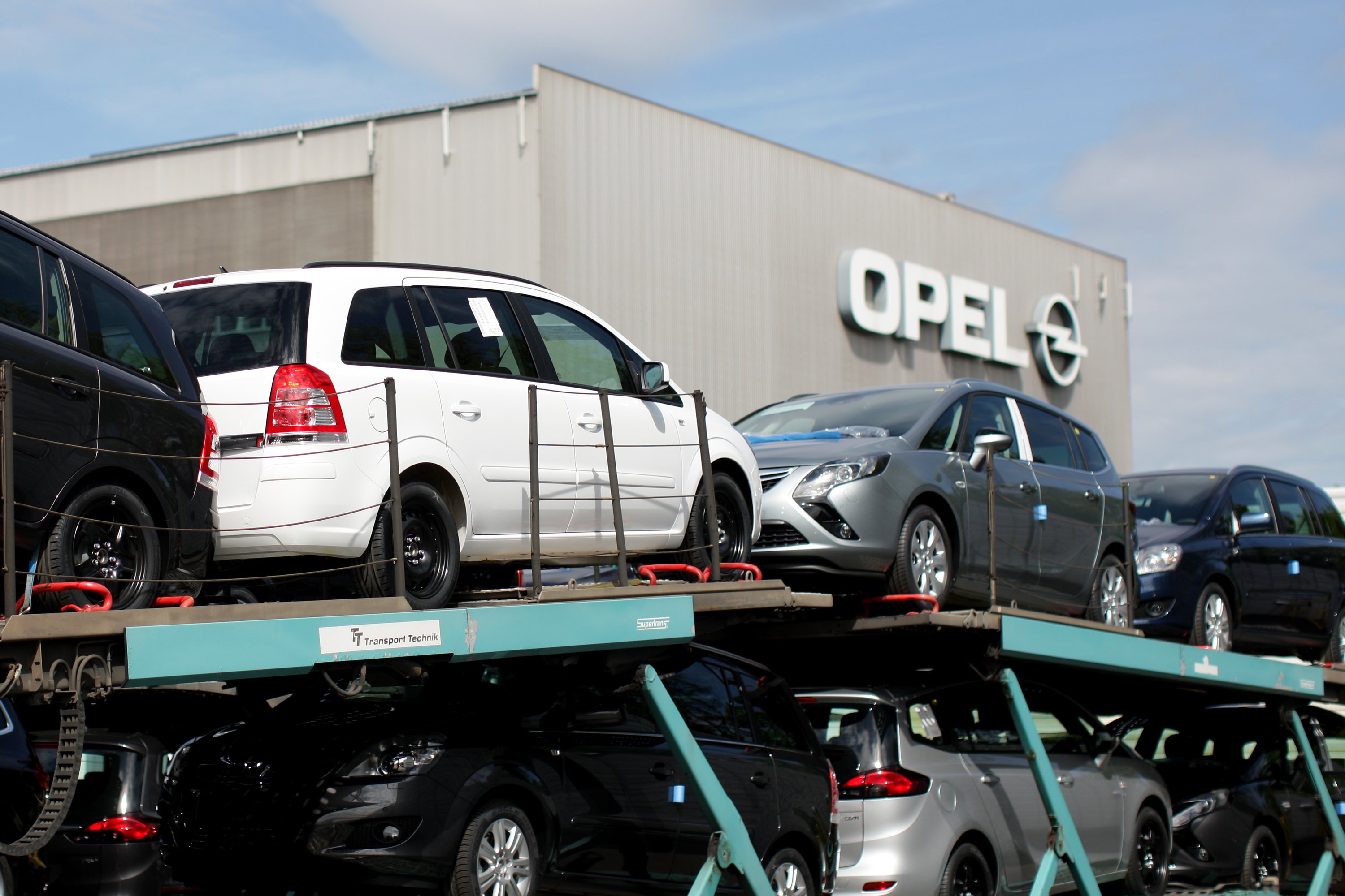 Verladung des Opel Zafira 2012 im früheren Opel-Werk Bochum: Auch der Zafira stößt nach KBA-Messungen zu viel CO2 aus.