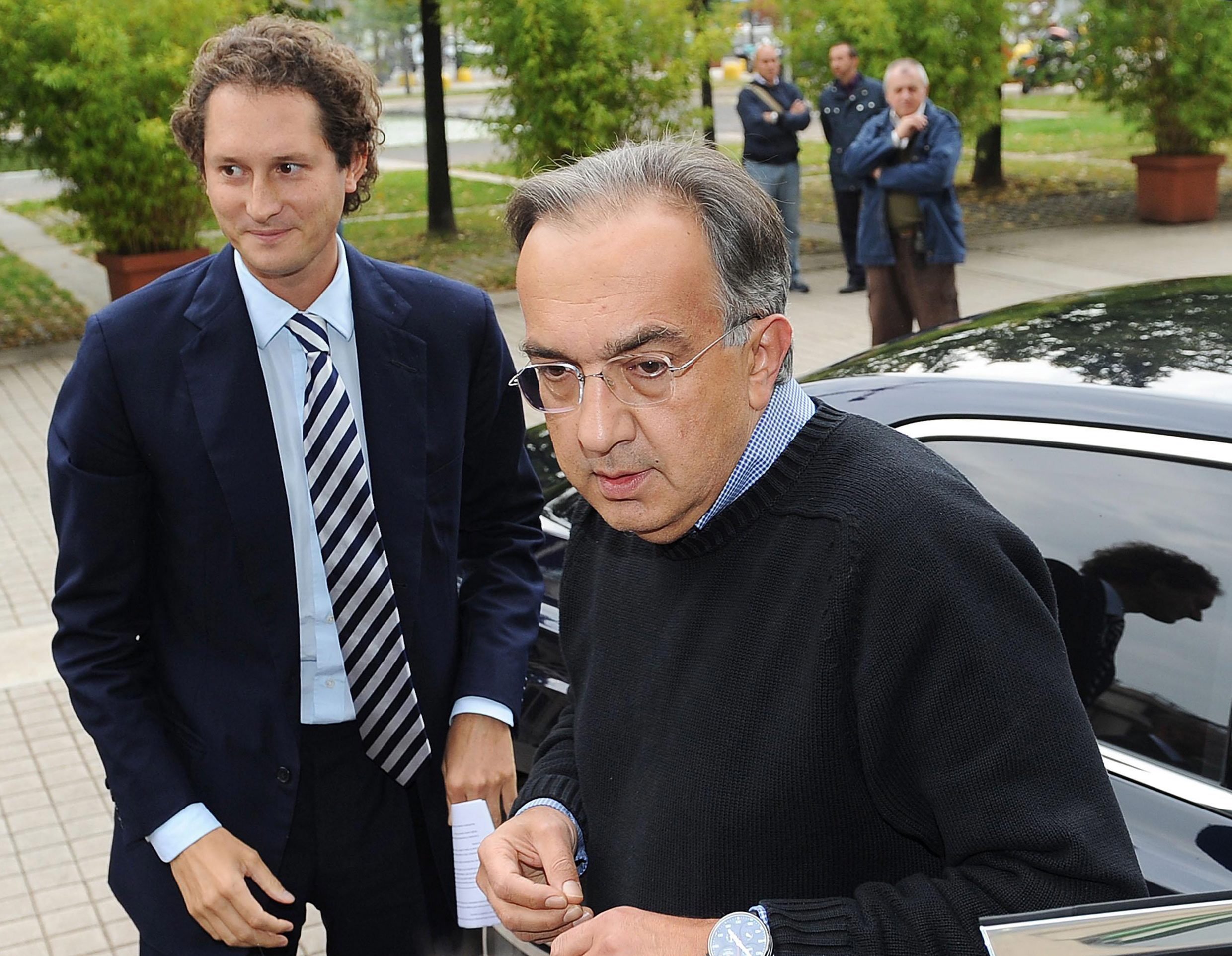 Fiat-Präsident und Agnelli-Enkel John Elkann (l.) und Fiat-CEO Sergio Marchionne: Fiat hat Bundesverkehrsminister Alexander Dobrindt per Rechtsanwalt wissen lassen, dass der Konzern mit deutschen Behörden über Manipulationsvorwürfe nicht sprechen will. Einen Termin mit Dobrindt ließen die Manager platzen.