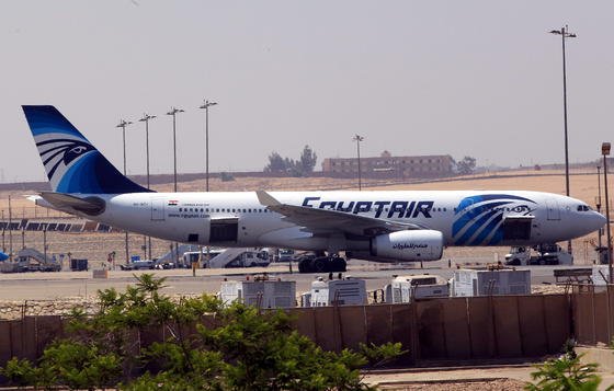 Airbus A330 der Egyptair in Kairo. Der am Donnerstag abgestürzte Airbus wurde vor zwei Jahren mit dem Satz beschmiert "Wir werden dieses Flugzeug herunterholen”. 