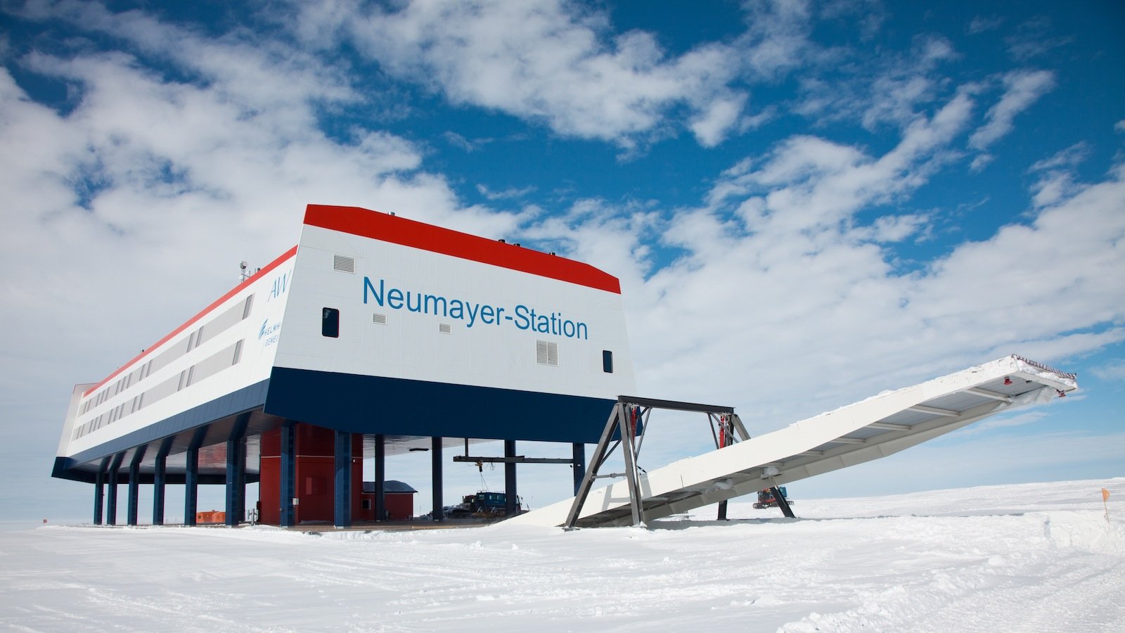 Für ein Jahr lang wird die Neumayer-Station III des Alfred-Wegener-Instituts die Heimat von DLR-Ingenieur Paul Zabel sein. Ab Dezember 2017 wird er dort für das Projekt Eden ISS ein Gewächshaus aufbauen und betreiben. 