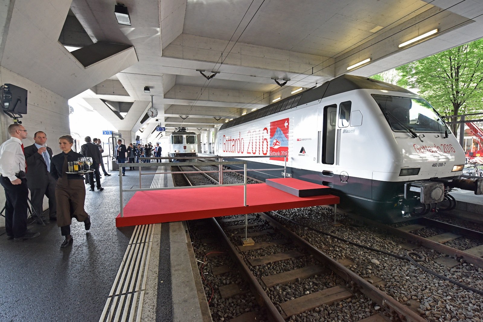 Roter Teppich und Sekt: Ein bisschen vorgefeiert wurde schon. Der Gotthardshuttle steht parat.