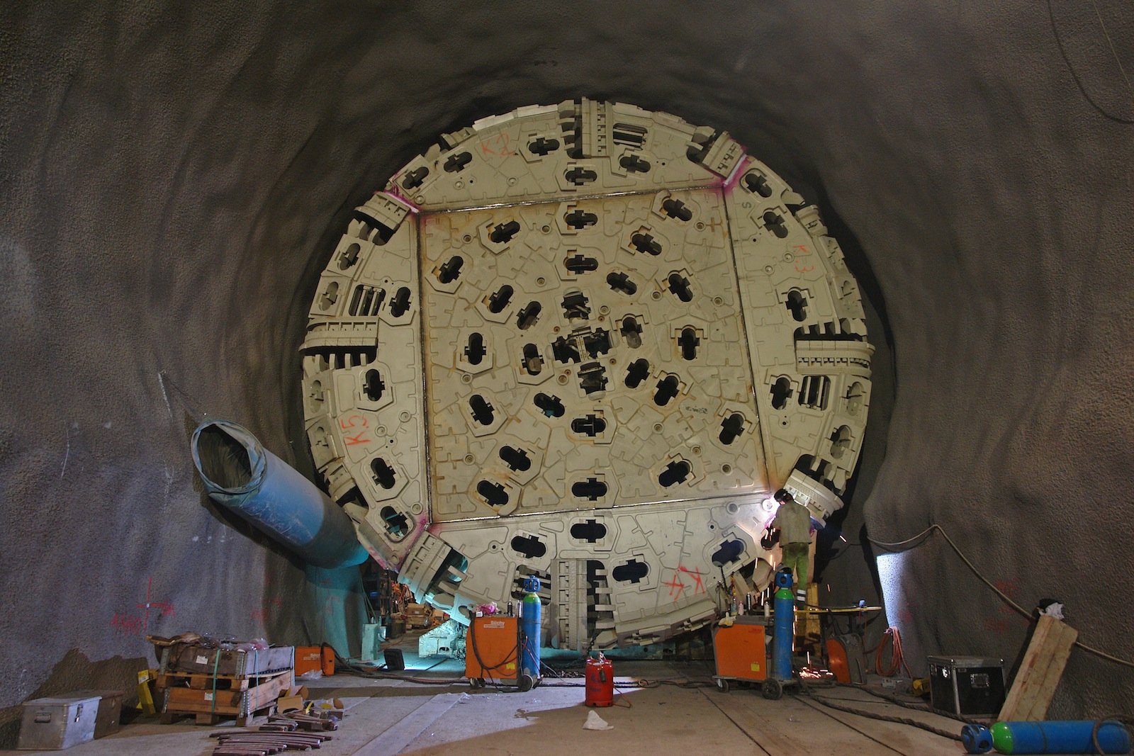 Ein gigantischer Bohrkopf durchdringt 2007 für die Weströhre das Gestein. 