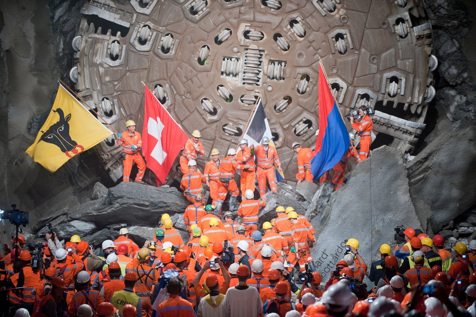 Fahnenschwenkend feierten die Bauarbeiter 2010 den Hauptdurchschlag in Sedrun. 