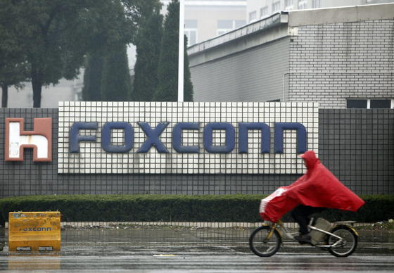 Immer weniger Mitarbeiter müssen sich bei Foxconn abstrampeln. Das liegt aber nicht an verbesserten Arbeitsbedingungen, sondern daran, dass sie durch Roboter ersetzt werden.