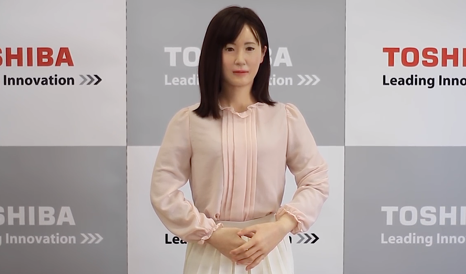 Die Roboterdame Aiko Chihara von Toshiba: Bislang kann der Prototyp lediglich einen Begrüßungstext aufsagen. 2020 soll er bestenfalls mit Gästen der Olympischen Spiele interagieren und Fragen beantworten können.