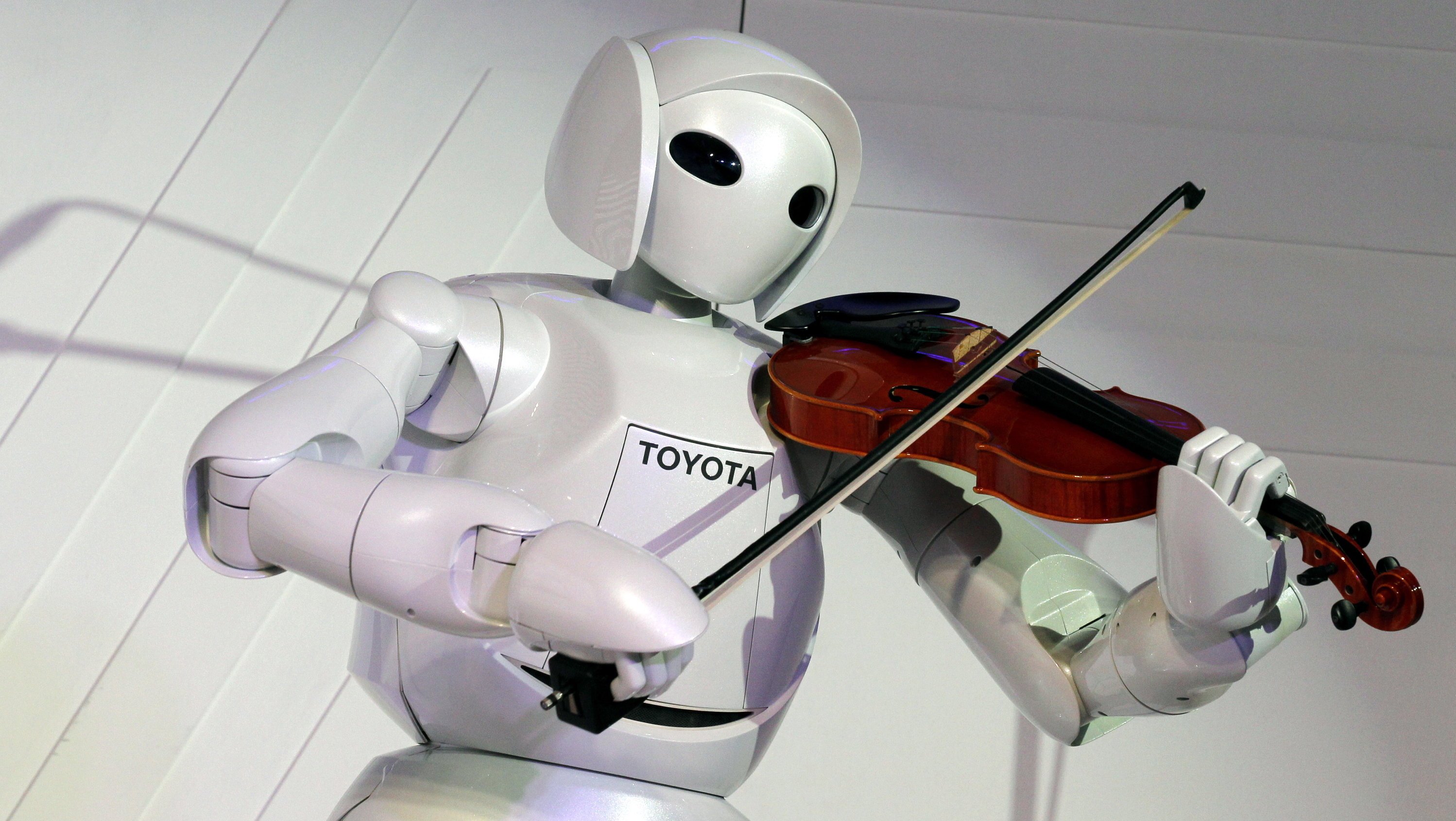 Ein humanoider Roboter spielt Violine: Das macht keine Angst. Wohl aber die Vorstellung, dass er genauso virtuos mit Waffen umgehen kann. Und seine Künstliche Intelligenz dazu nutzen würde, selbst zu entscheiden, wann er sie gegen wen richtet. 