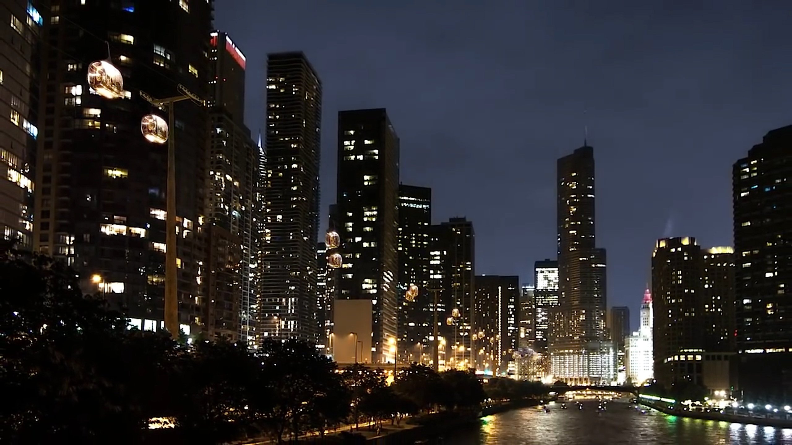 Tolle Idee: Die Seilbahn fährt auch bei Nacht die Highlights von Chicago an.