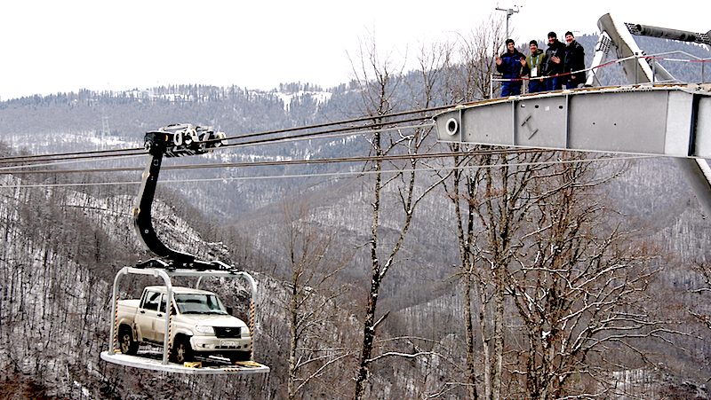 Doppelmayr-Mitarbeiter auf einem Stützpfeiler der Dreiseilbahn in Rosa Khutor. Die Anlage kann im Notfall sogar Autos und Mannschaftswagen in die Skigebiete transportieren. Dazu werden die Gondeln innerhalb einer Stunde abgekoppelt und durch Transportplattformen ersetzt.